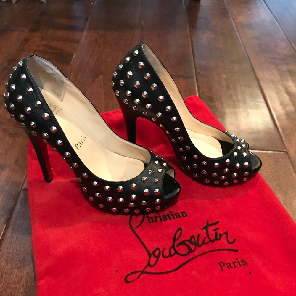 Black open toe stuffed pump